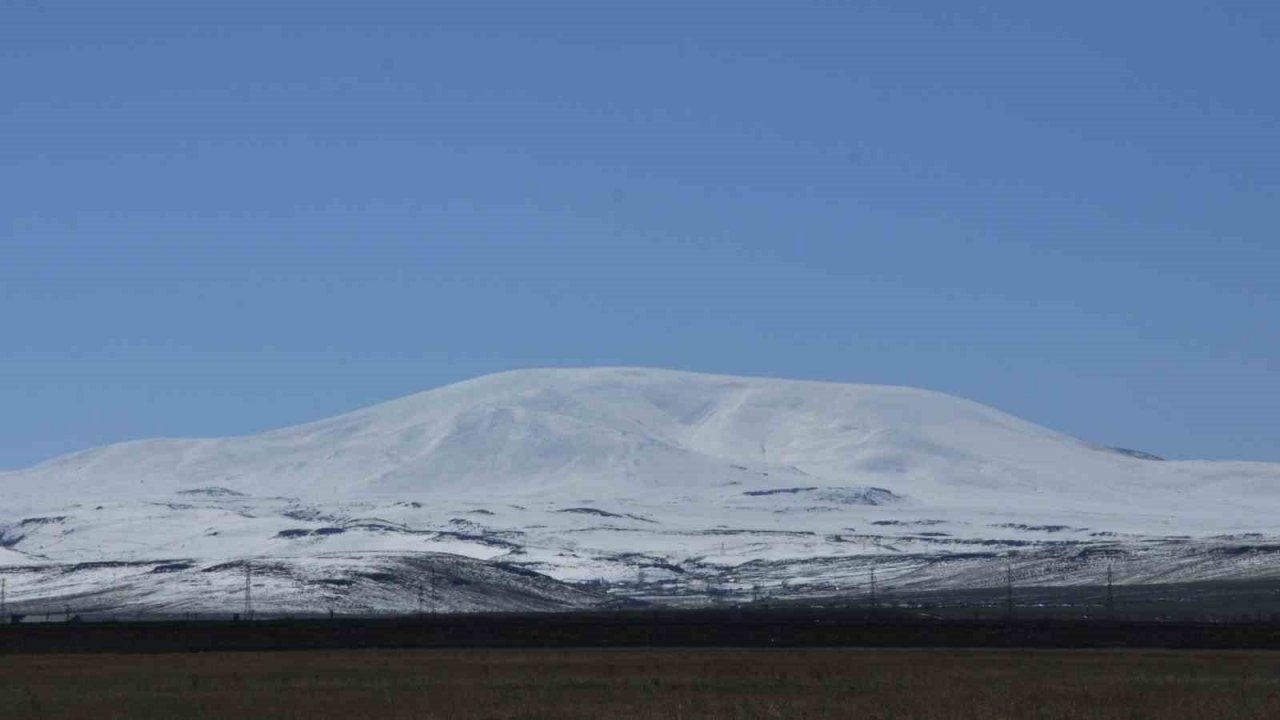 Kars’ta dağlar beyaz örtüyle kaplandı