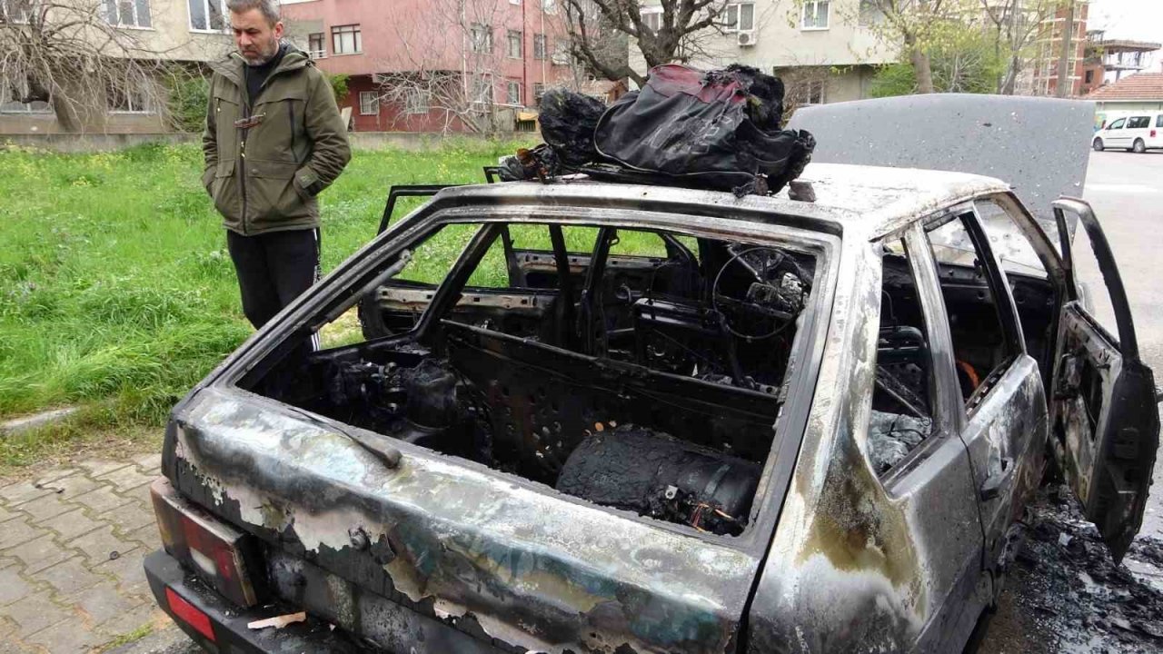 Kartal’da park halindeki araç alevlere teslim oldu