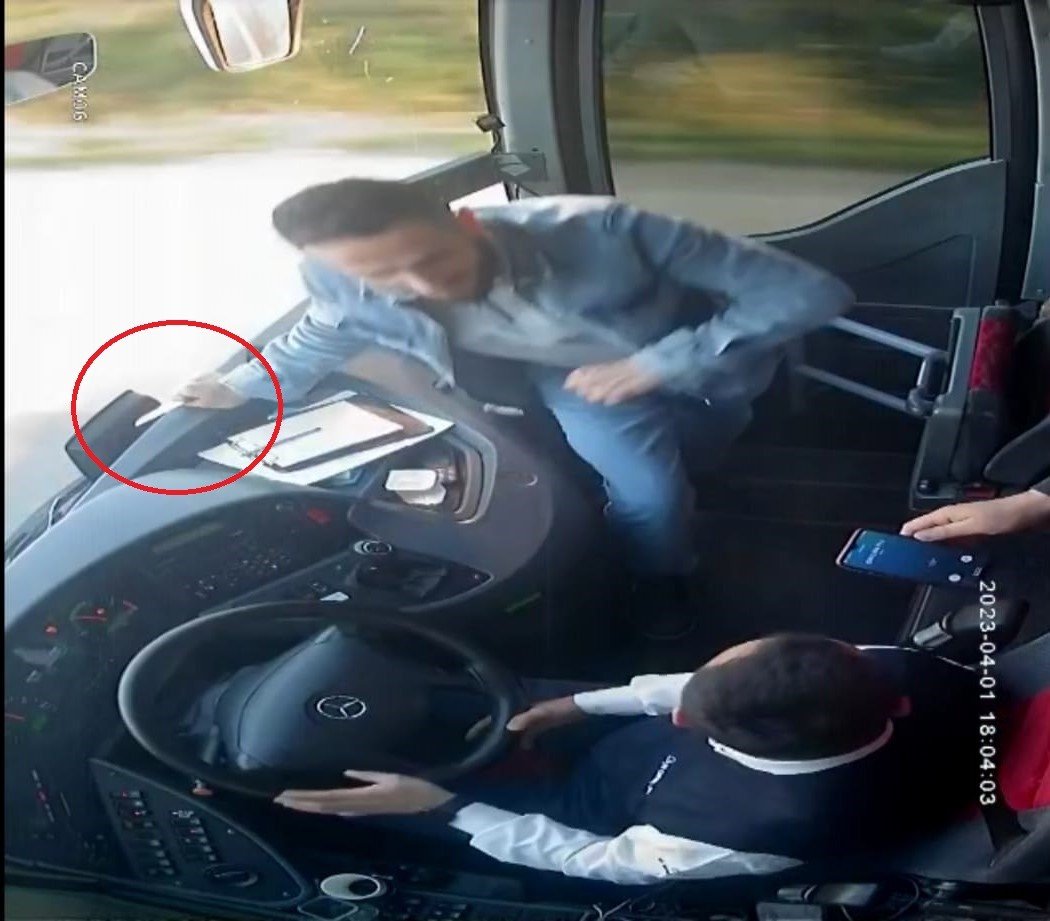 Samsun’da hareketli dakikalar: Yolcu otobüsünde kaptanı bıçakla rehin alıp aracı kaçırdı