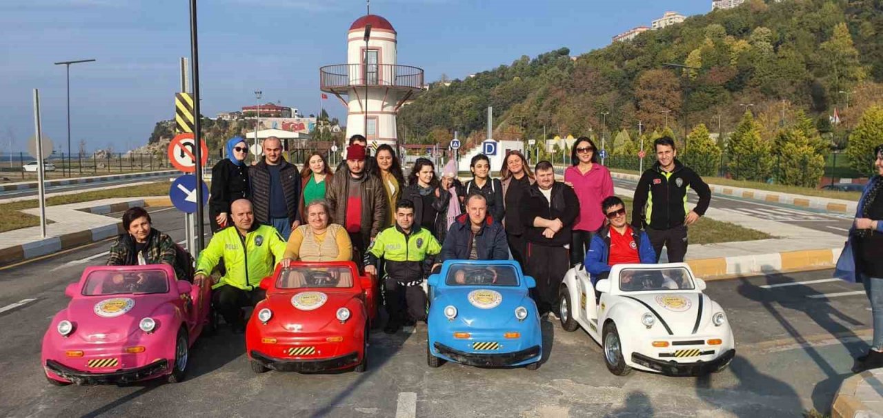 Çocuklar trafik kurallarını öğreniyor