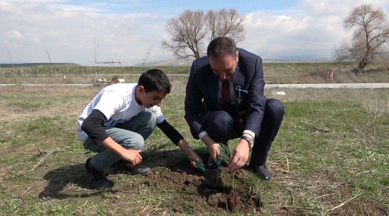 Muş’ta otizmli çocuklar fidan dikti