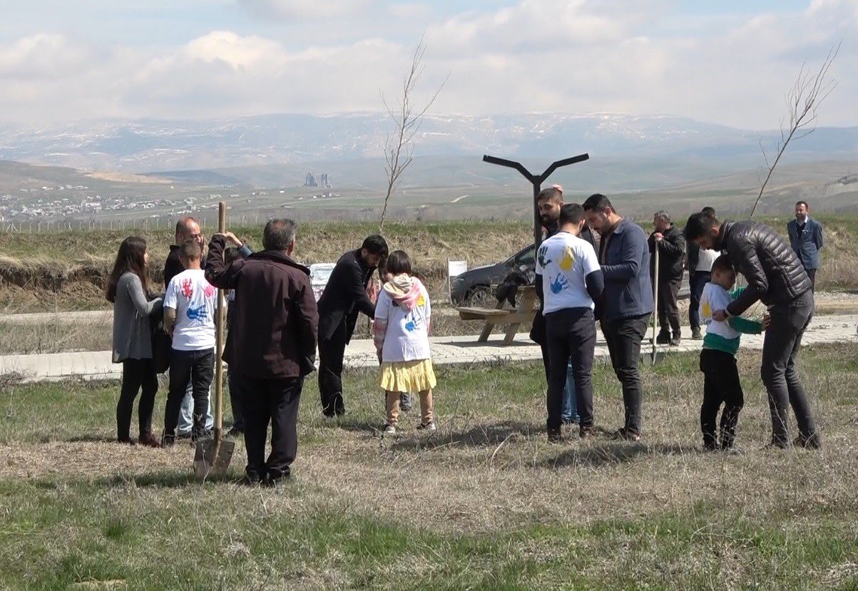 Muş’ta otizmli çocuklar fidan dikti