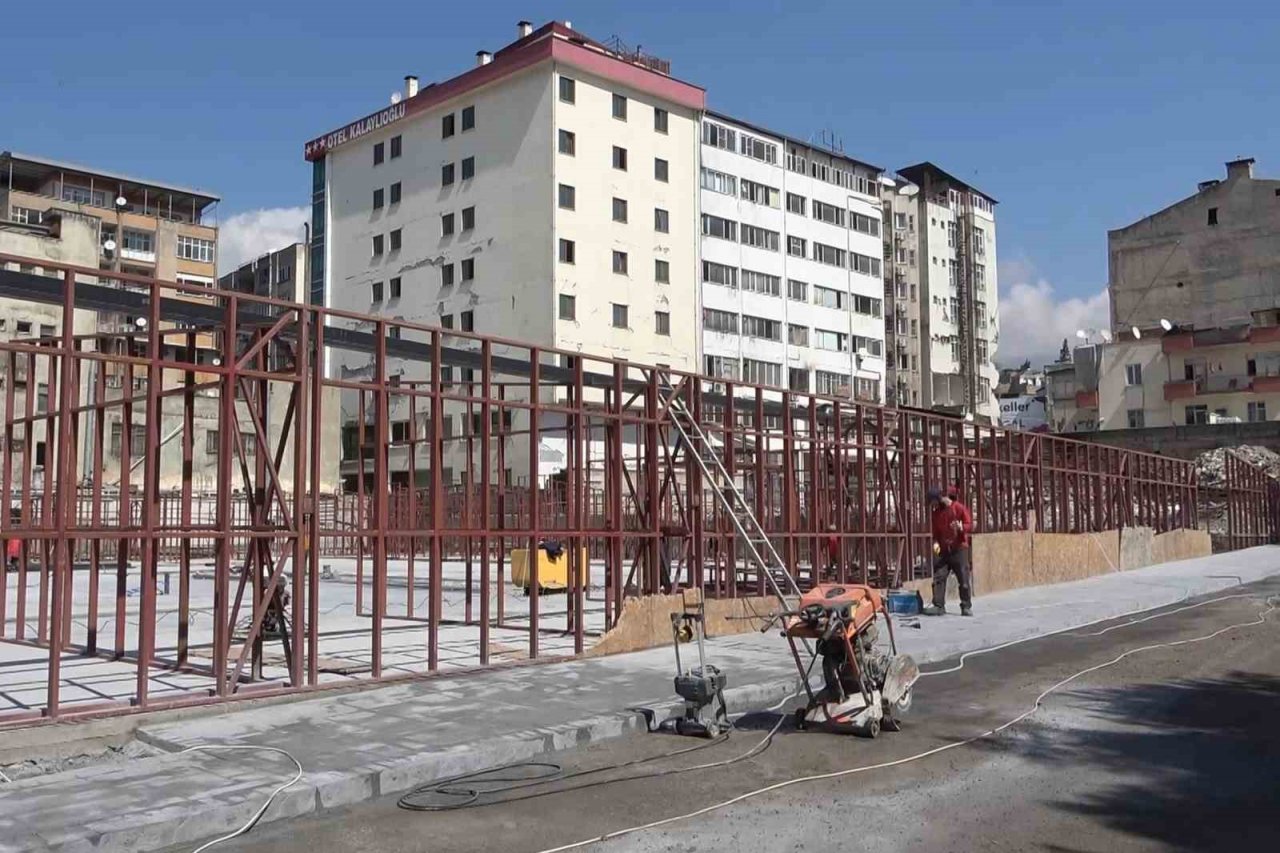 ’Dünyanın en saçma binası’nın yerine çelikten çarşı kuruluyor: Depremzede esnafın hizmetine sunulacak