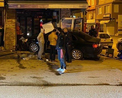 Otomobil iş yerine çarptı, o anlar kameraya yansıdı