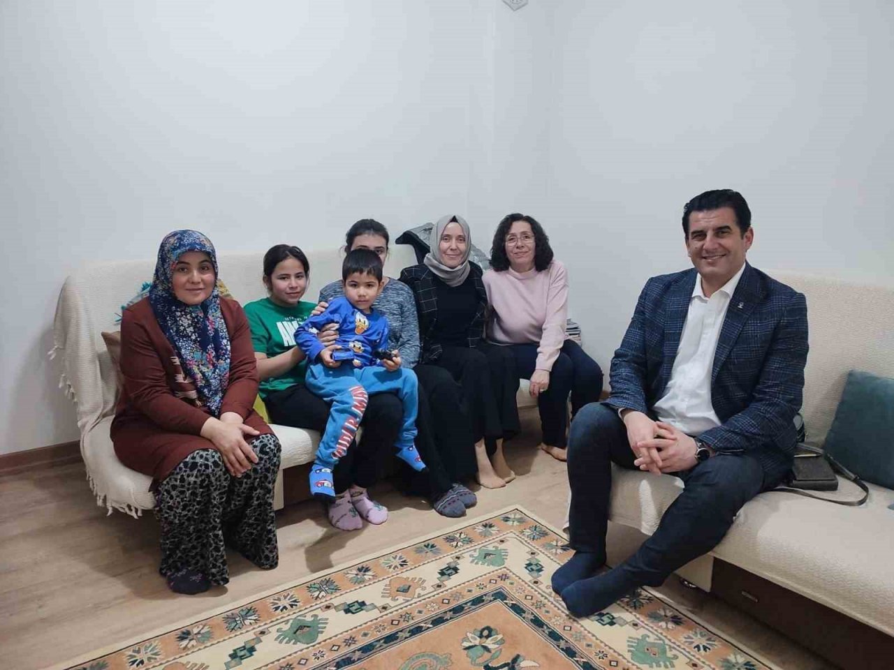 AK Partili Güngör depremzede aileyle gönül sofrasında buluştu