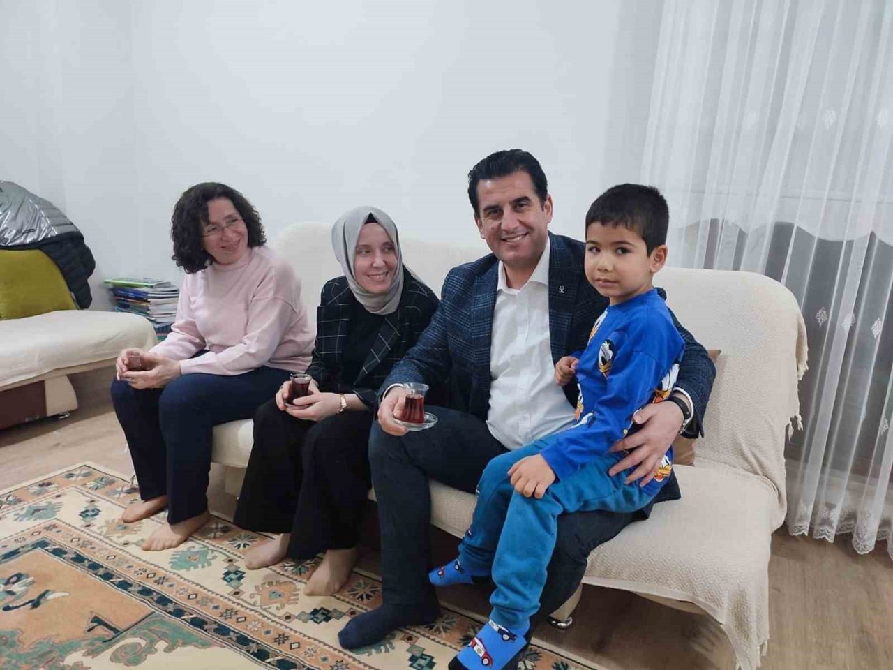 AK Partili Güngör depremzede aileyle gönül sofrasında buluştu