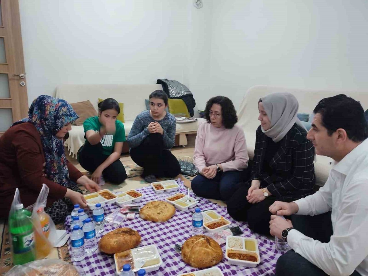 AK Partili Güngör depremzede aileyle gönül sofrasında buluştu