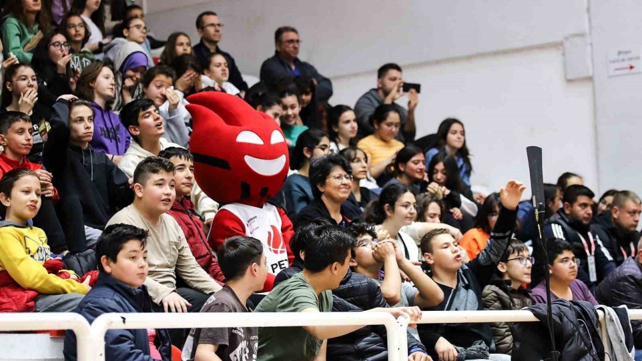 Aliağa Petkimspor, taraftarı önünde kazanmaya devam ediyor