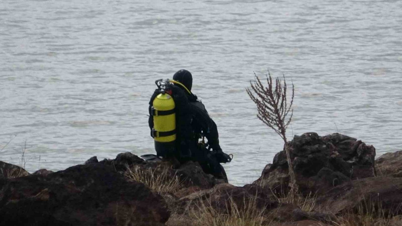 Alabora olan tekneden düşen iki çocuk babasını arama çalışmaları sürüyor