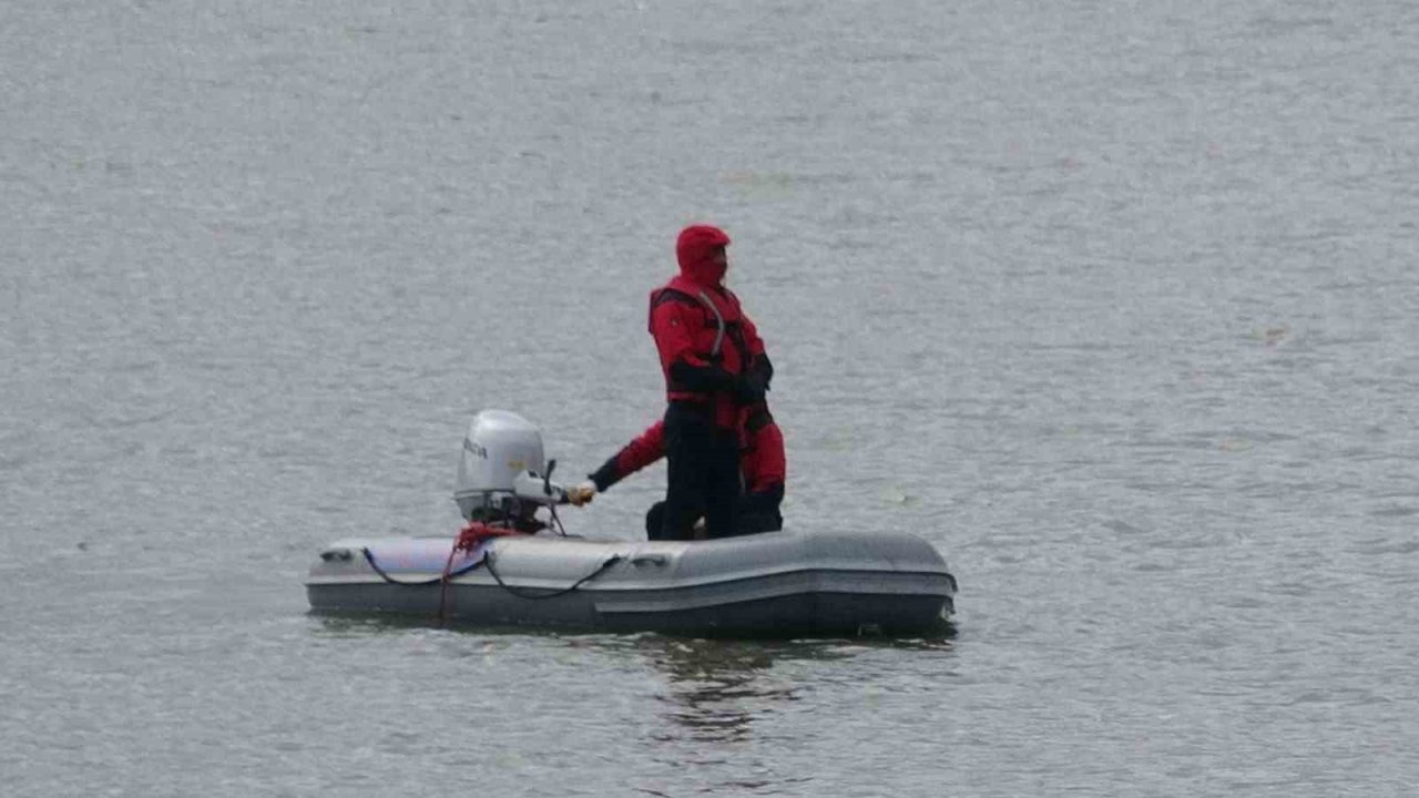 Alabora olan tekneden düşen iki çocuk babasını arama çalışmaları sürüyor