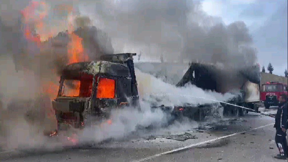 Seyir halindeki tır alev alev yandı