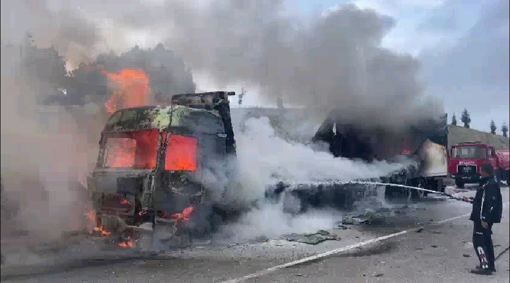 Seyir halindeki tır alev alev yandı