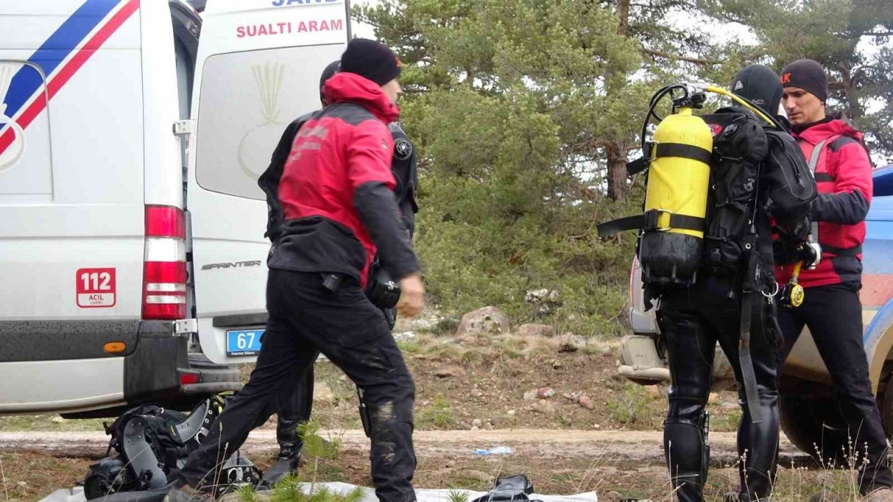 Alabora olan tekneden düşen iki çocuk babasını arama çalışmaları sürüyor