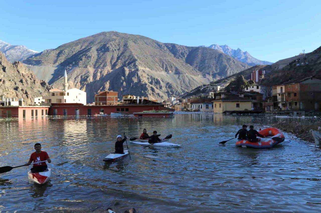 Çocukken dolaşıp gezdikleri, koşup oynadıkları cadde ve sokaklarda bu kez kürek çektiler