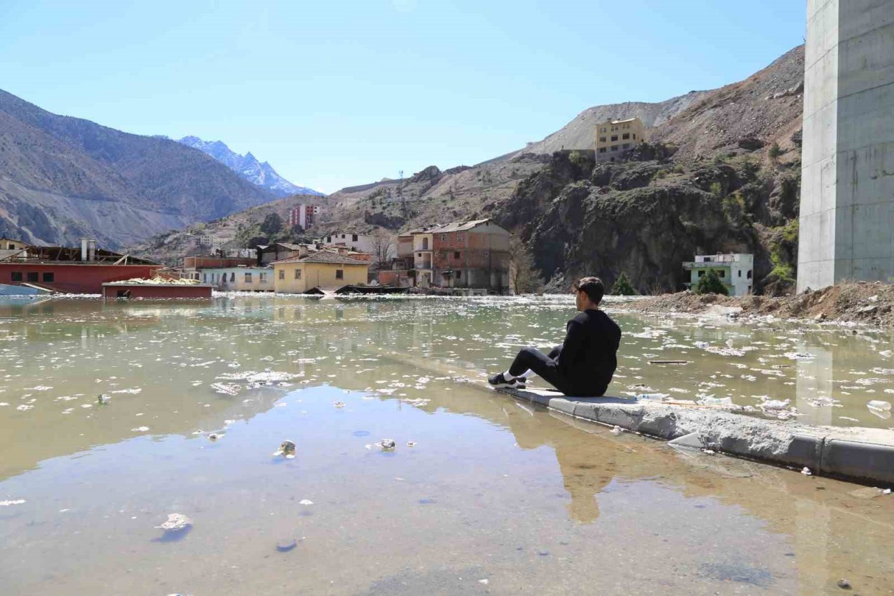 Çocukken dolaşıp gezdikleri, koşup oynadıkları cadde ve sokaklarda bu kez kürek çektiler
