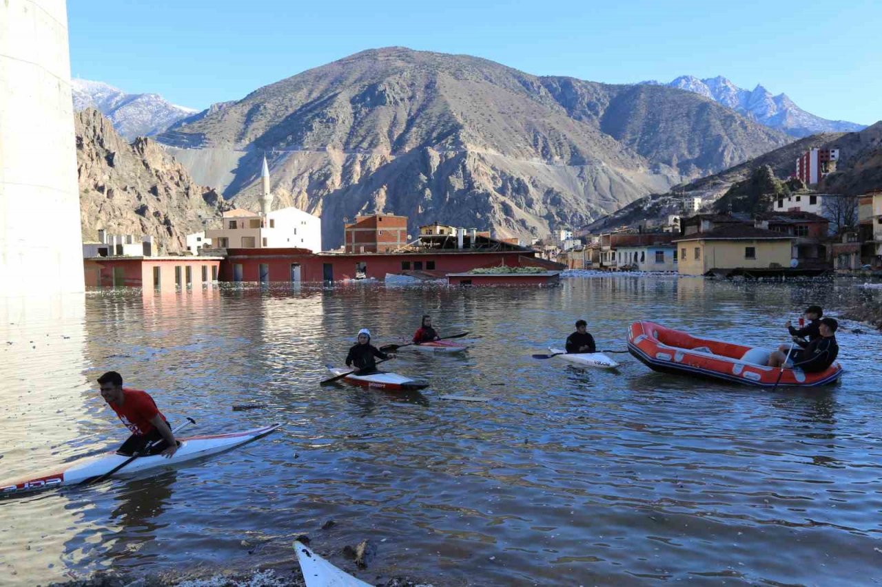 Çocukken dolaşıp gezdikleri, koşup oynadıkları cadde ve sokaklarda bu kez kürek çektiler