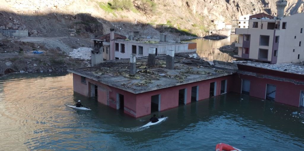Çocukken dolaşıp gezdikleri, koşup oynadıkları cadde ve sokaklarda bu kez kürek çektiler