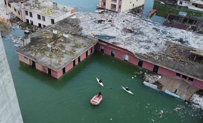 Çocukken dolaşıp gezdikleri, koşup oynadıkları cadde ve sokaklarda bu kez kürek çektiler