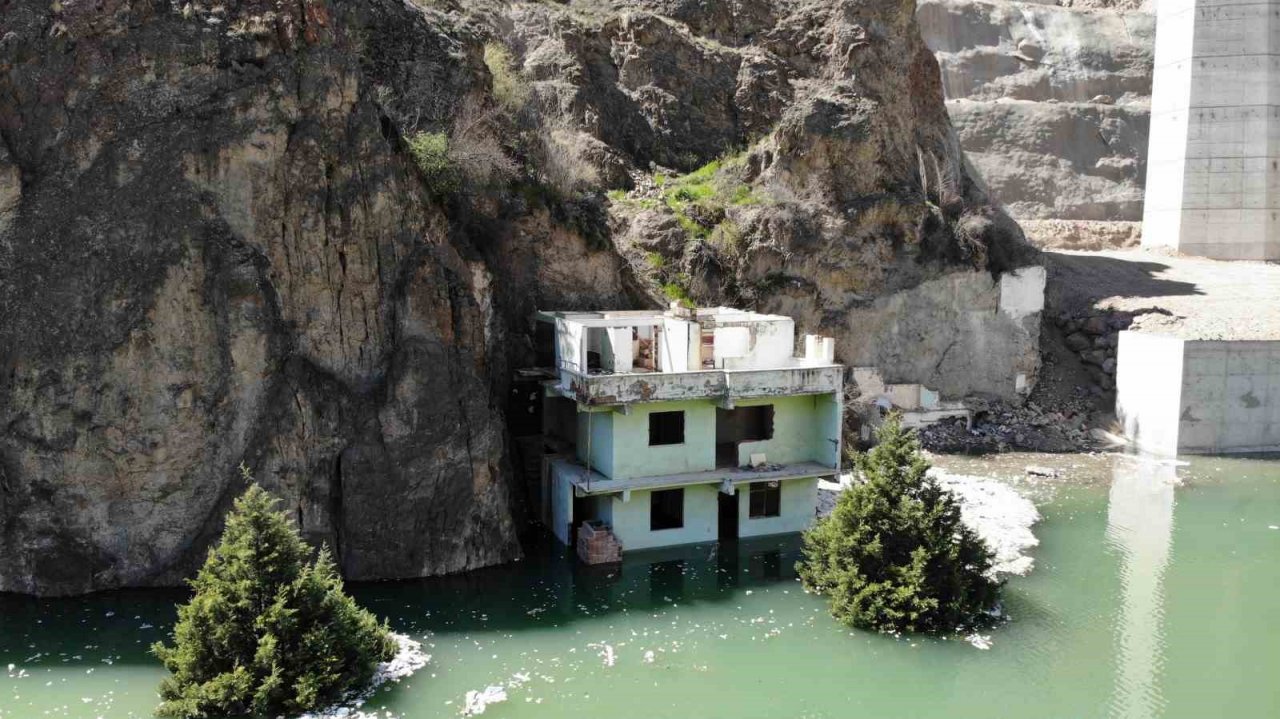 Çocukken dolaşıp gezdikleri, koşup oynadıkları cadde ve sokaklarda bu kez kürek çektiler