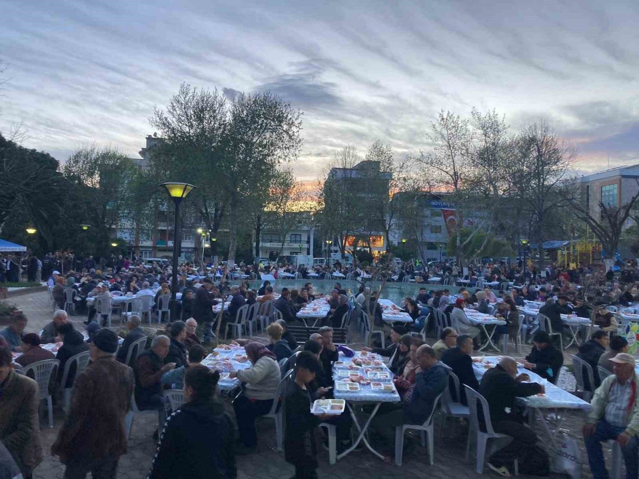 Binlerce Aydınlı Aydın Büyükşehir Belediyesi’nin iftar sofralarında buluşuyor