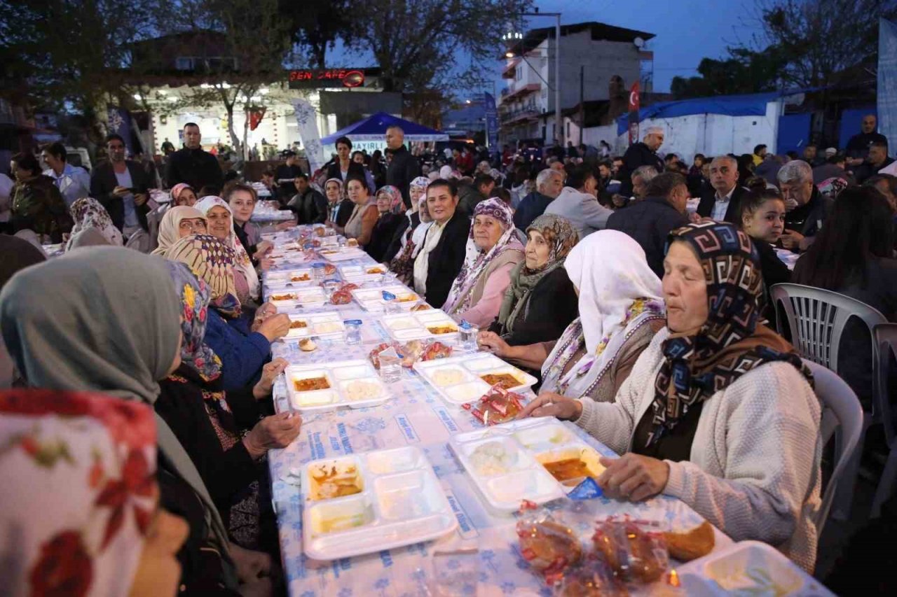 Binlerce Aydınlı Aydın Büyükşehir Belediyesi’nin iftar sofralarında buluşuyor