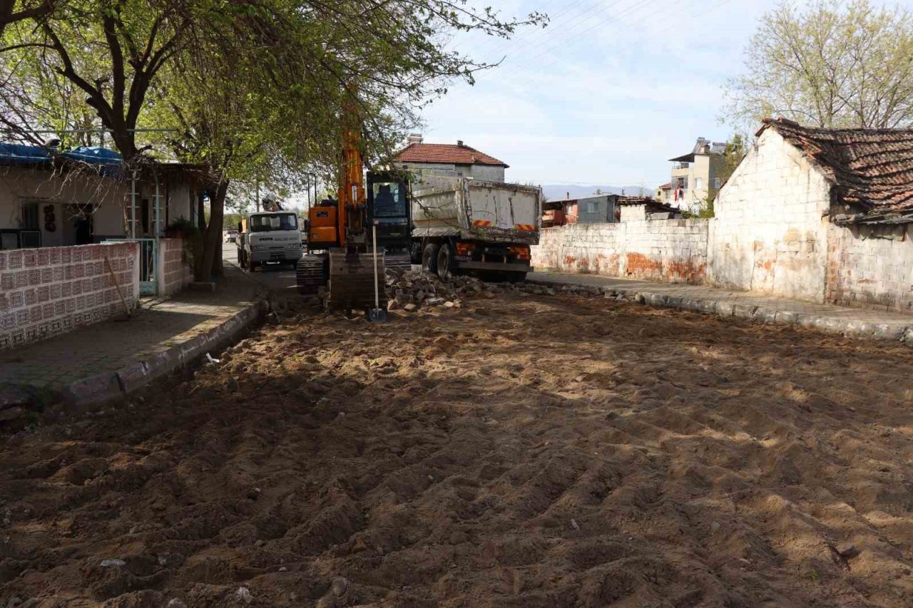 Nazilli’de yol sorununa neşteri Başkan Özcan vurdu