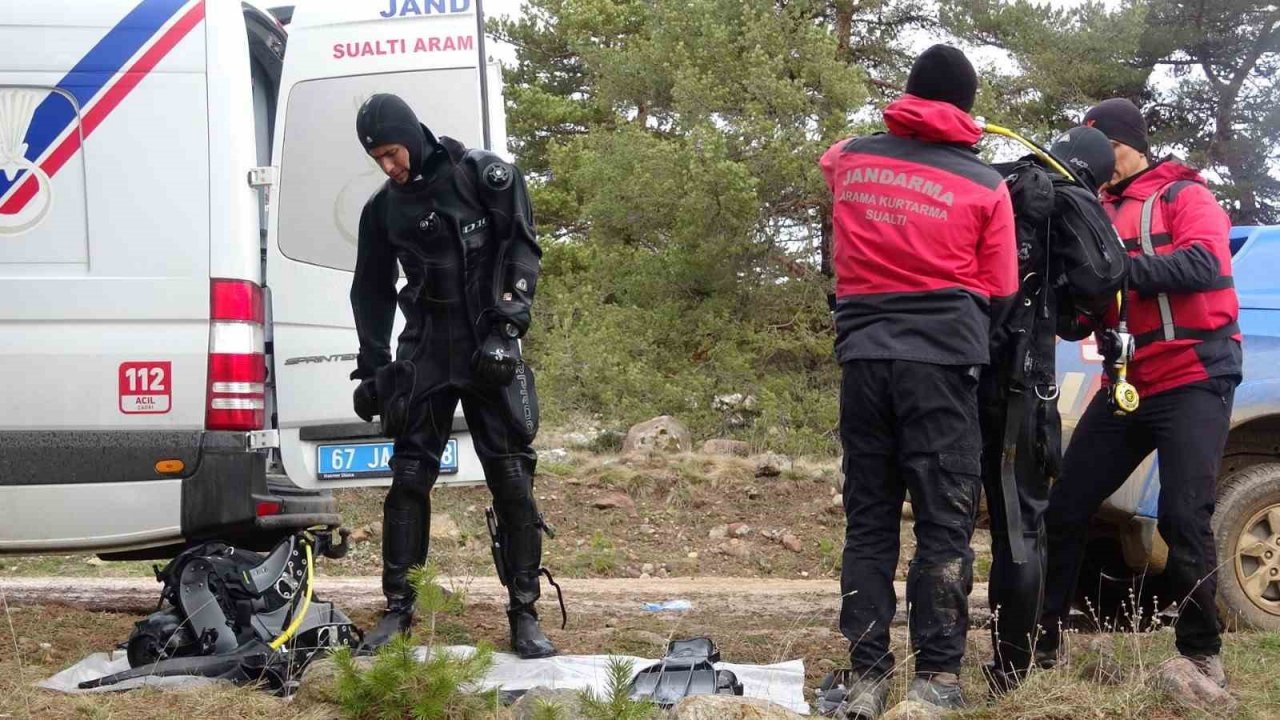 Alabora olan tekneden düşen iki çocuk babasını arama çalışmaları sürüyor