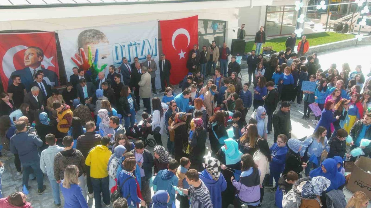 Bozüyük Çarşı Meydan’da Otizm Farkındalık Etkinliği düzenlendi