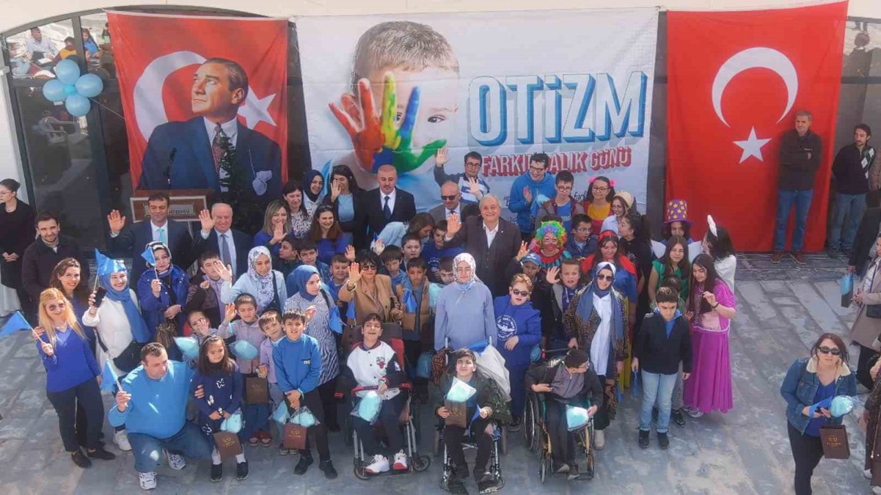 Bozüyük Çarşı Meydan’da Otizm Farkındalık Etkinliği düzenlendi