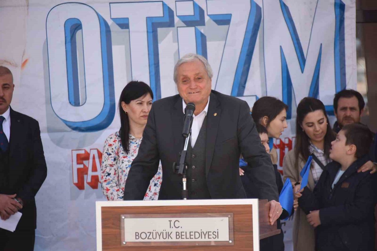 Bozüyük Çarşı Meydan’da Otizm Farkındalık Etkinliği düzenlendi