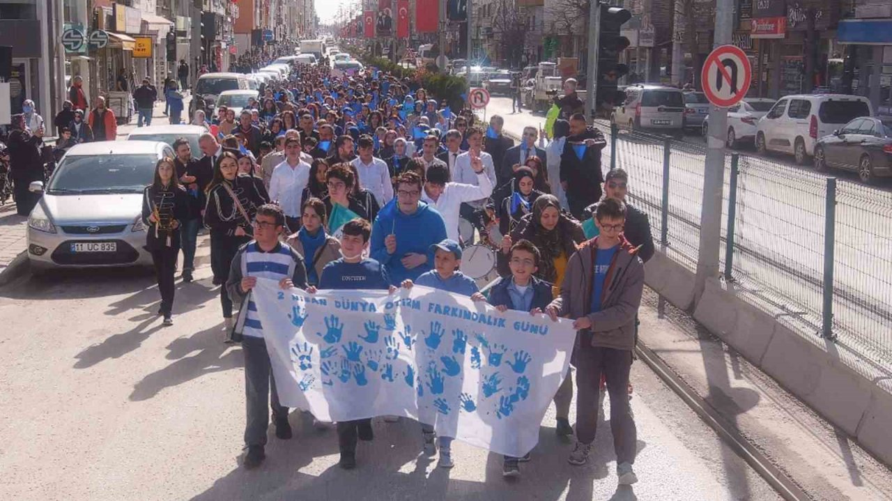 Bozüyük Çarşı Meydan’da Otizm Farkındalık Etkinliği düzenlendi