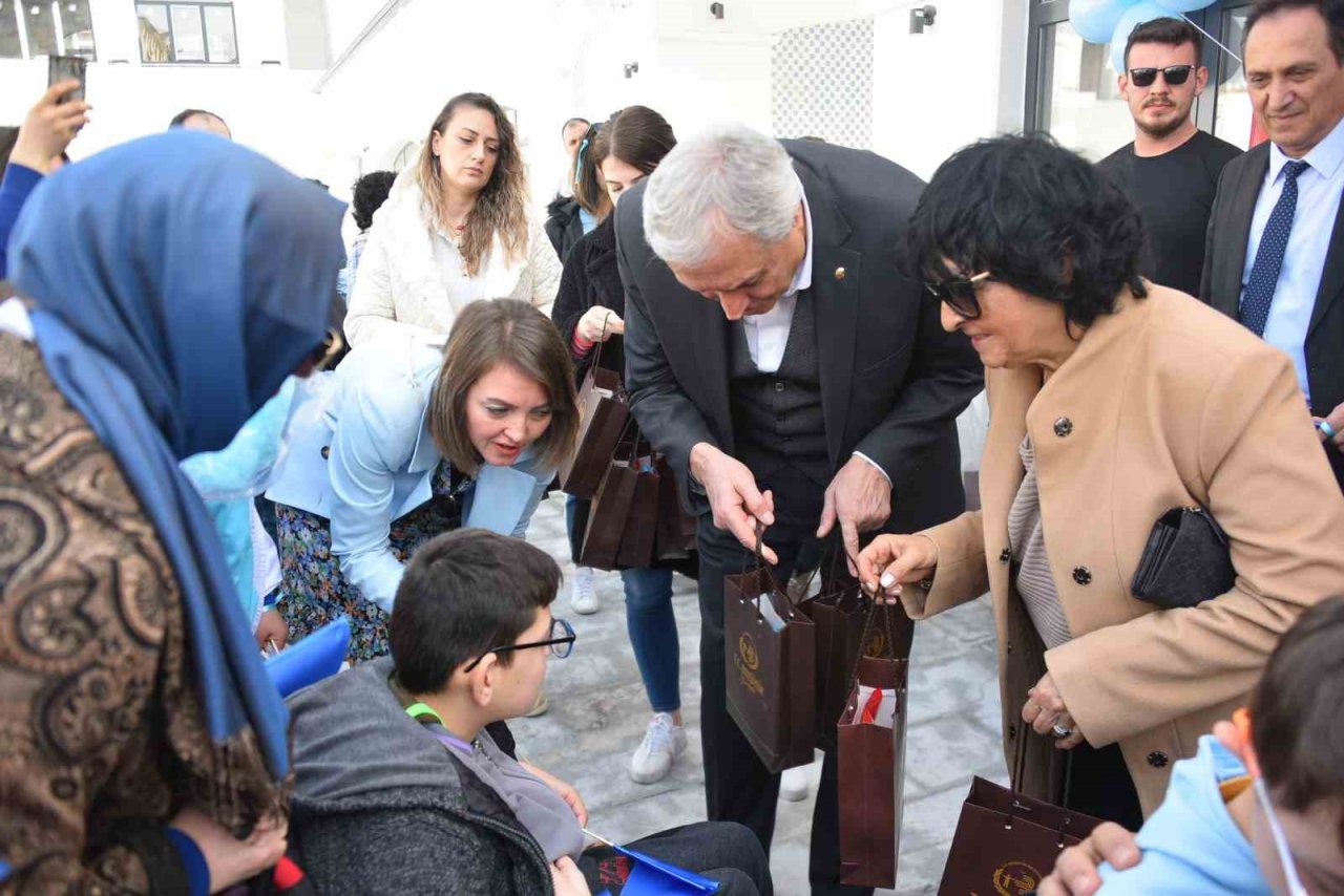 Bozüyük Çarşı Meydan’da Otizm Farkındalık Etkinliği düzenlendi