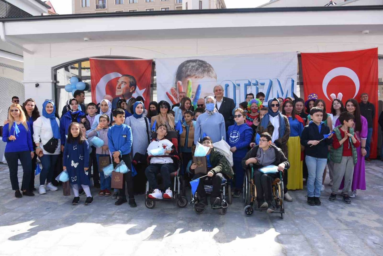 Bozüyük Çarşı Meydan’da Otizm Farkındalık Etkinliği düzenlendi