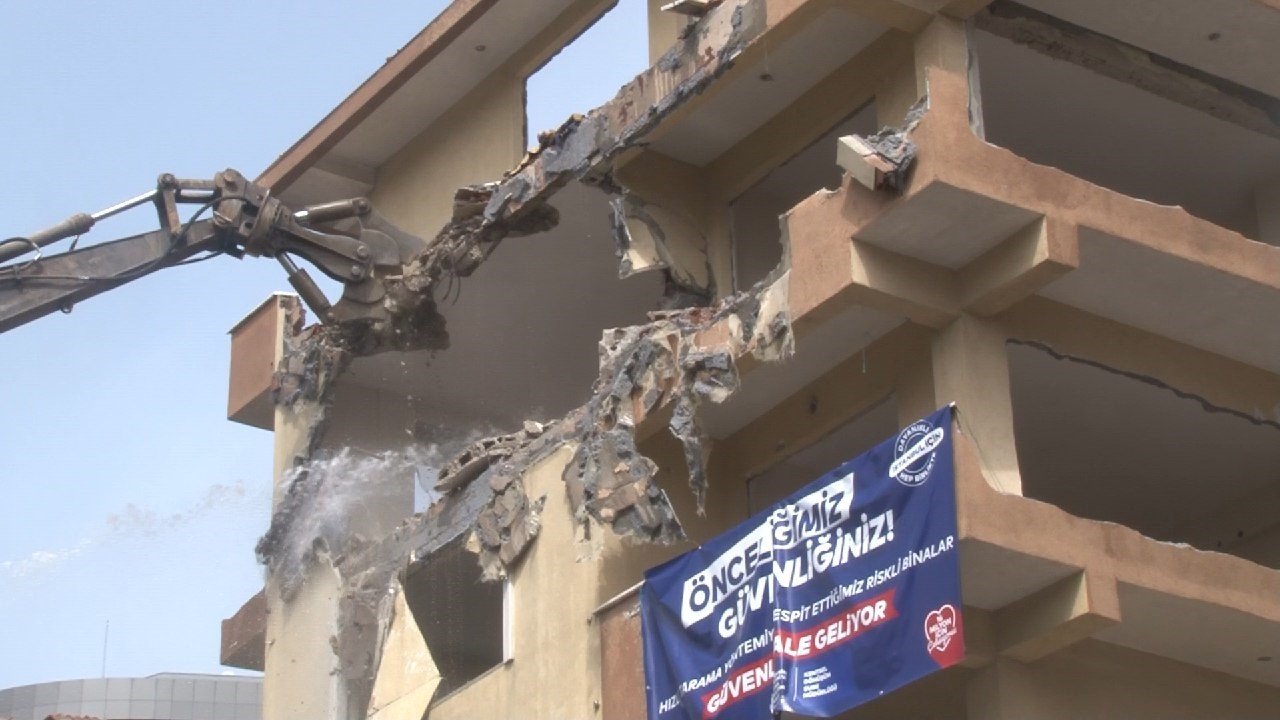 Kartal’da riskli binada yıkım yapıldı