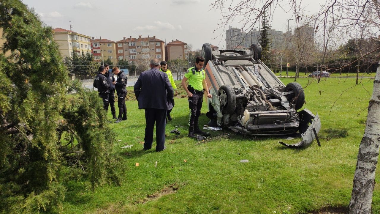 Sultangazi’de virajı alamayan hafif ticari araç ağacı devirip takla attı