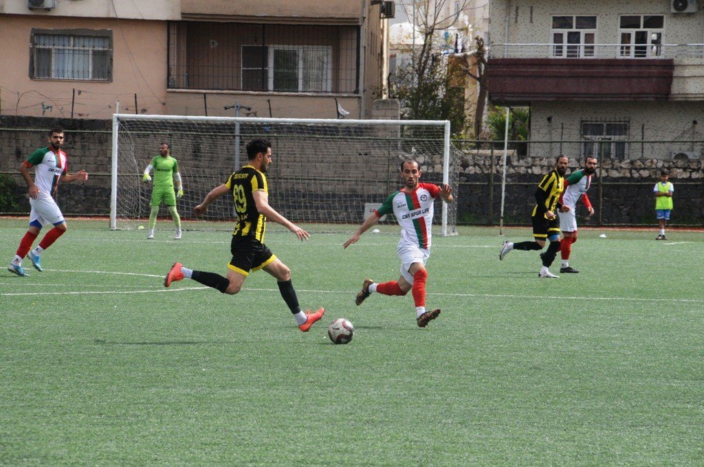 Teknik direktör, futbolcularına küfreden rakip kaleciyi saha içinde kovaladı