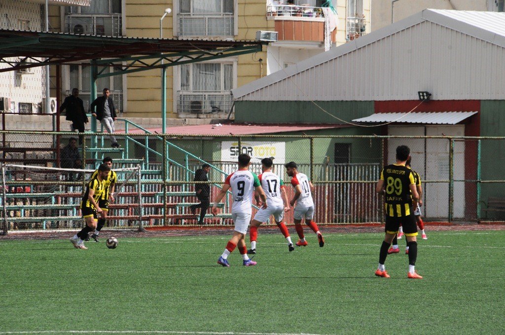Teknik direktör, futbolcularına küfreden rakip kaleciyi saha içinde kovaladı