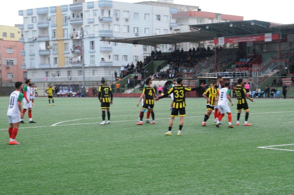 Teknik direktör, futbolcularına küfreden rakip kaleciyi saha içinde kovaladı