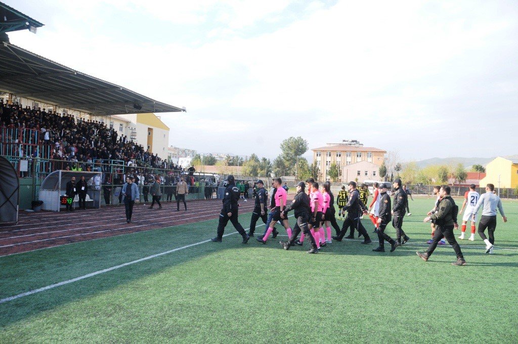 Teknik direktör, futbolcularına küfreden rakip kaleciyi saha içinde kovaladı