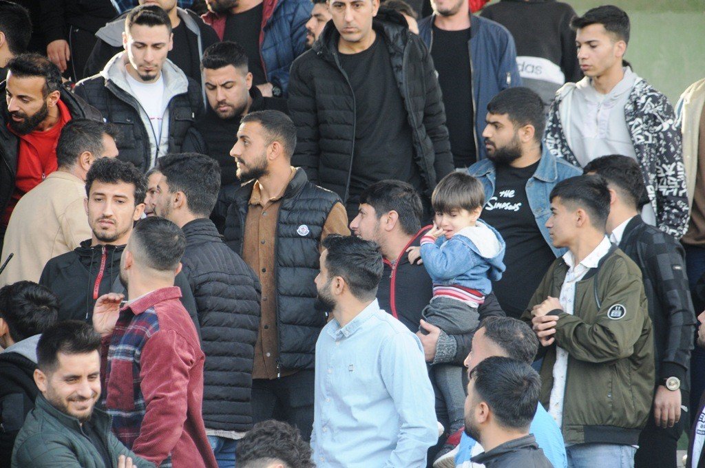 Teknik direktör, futbolcularına küfreden rakip kaleciyi saha içinde kovaladı