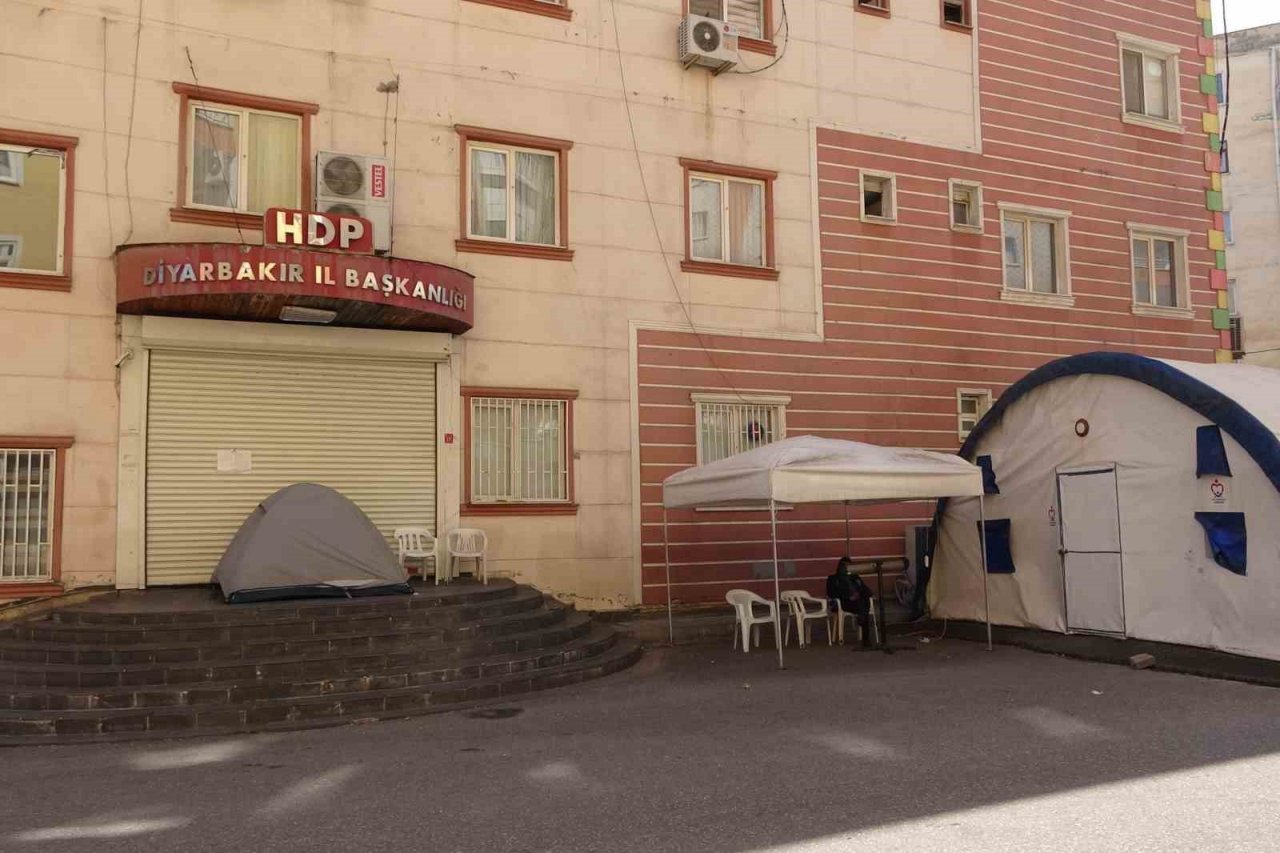 Evlat nöbetindeki baba Celil Begdaş: "Dağdaki terörist şehre gelip de adam götüremez"