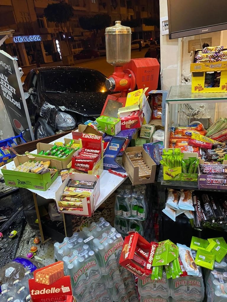 Otomobil iş yerine çarptı, o anlar kameraya yansıdı