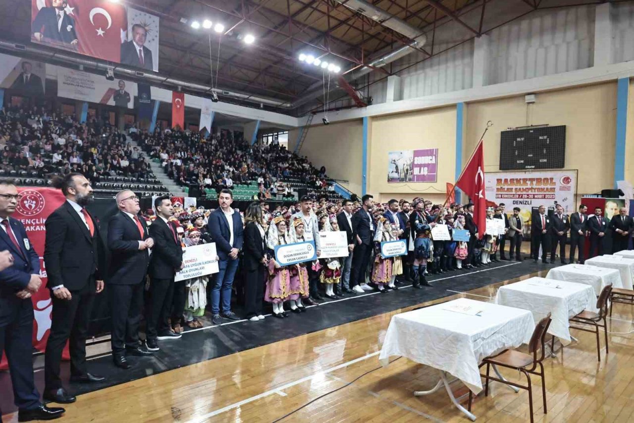 Okulların halk oyunları şöleni izleyenleri büyüledi