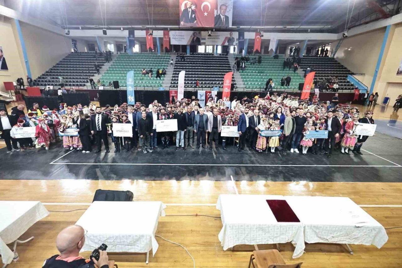 Okulların halk oyunları şöleni izleyenleri büyüledi