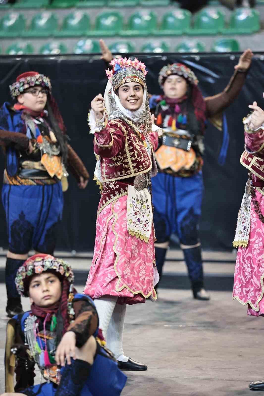 Okulların halk oyunları şöleni izleyenleri büyüledi