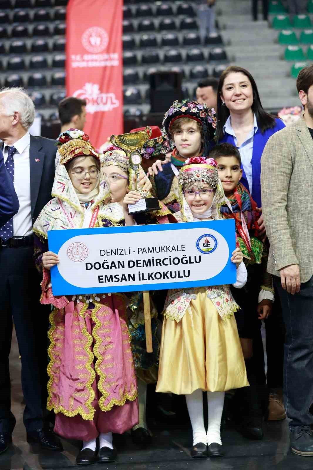 Okulların halk oyunları şöleni izleyenleri büyüledi