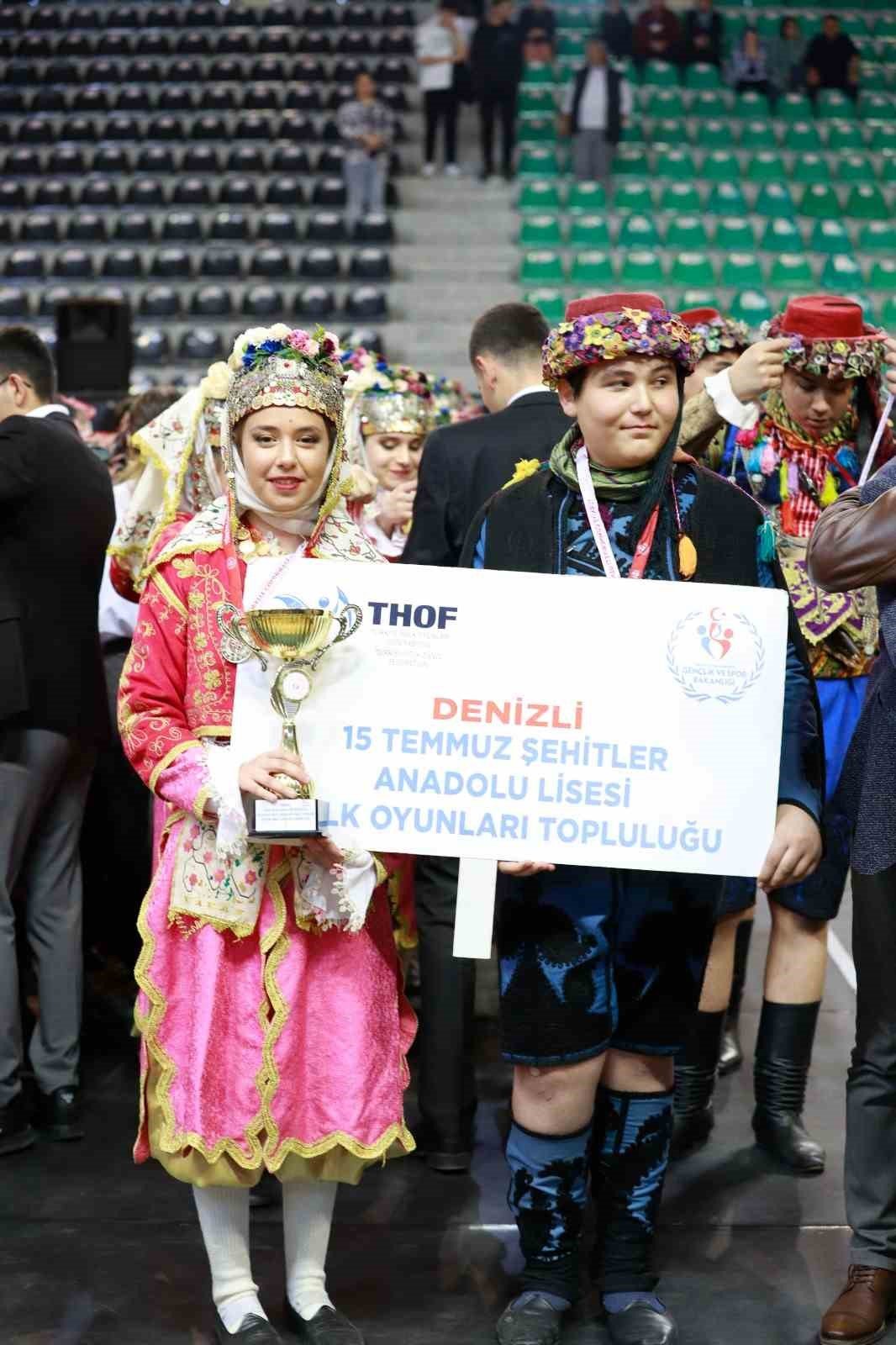 Okulların halk oyunları şöleni izleyenleri büyüledi