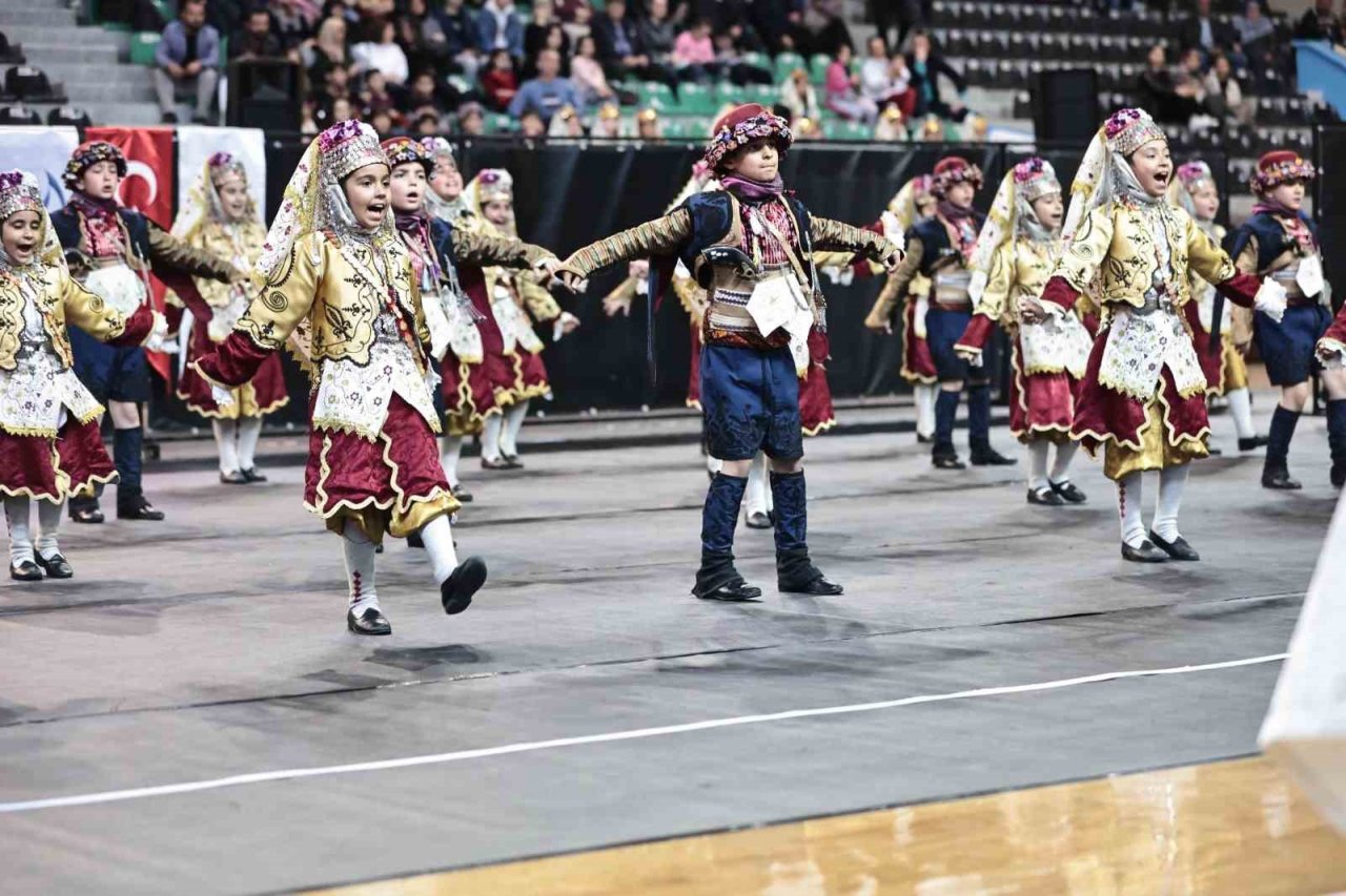 Okulların halk oyunları şöleni izleyenleri büyüledi