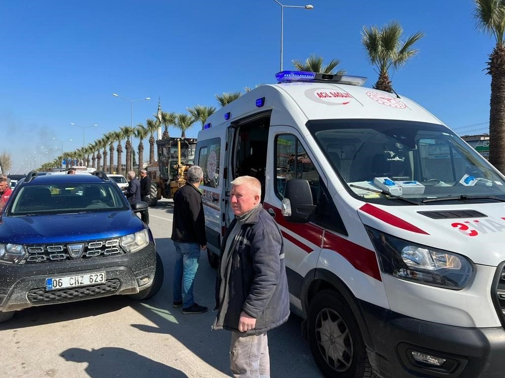 Otomobille çarpışan motosikletli kurye yaralandı