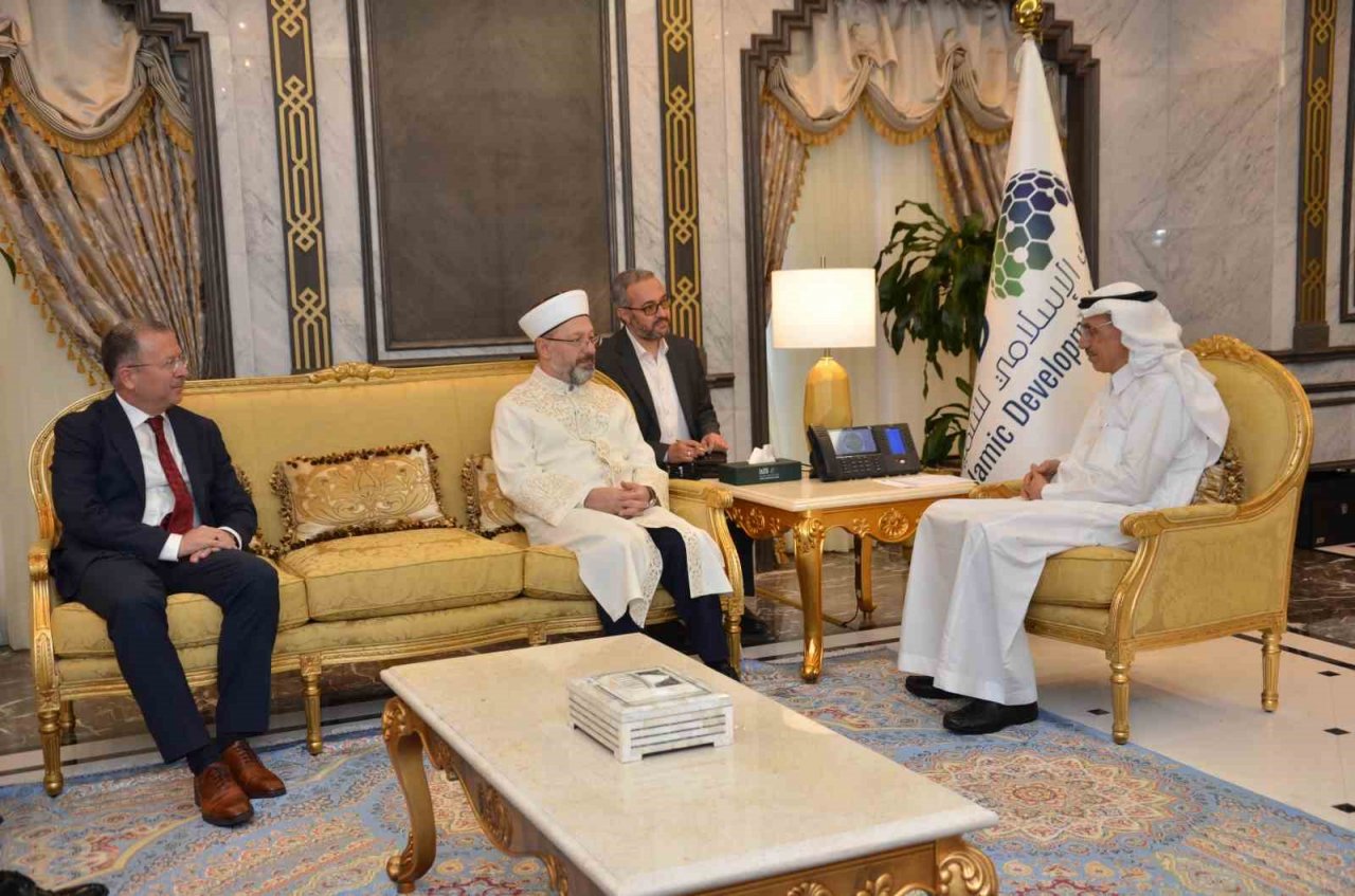Diyanet İşleri Başkanı Erbaş, Cidde’de İslam Kalkınma Bankası Başkanı Al Jasser ile görüştü